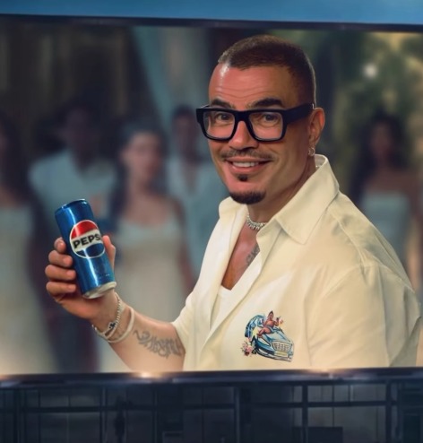<strong>عمرو دياب يقدم 