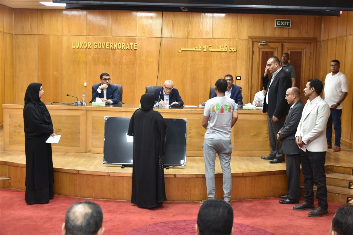 محافظ الأقصر ولقاء اليوم المفتوح