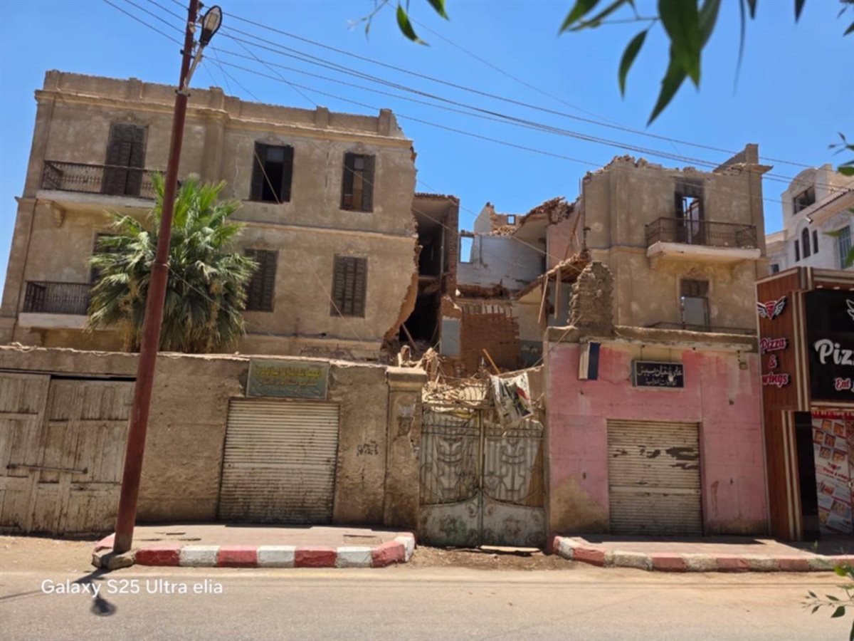 انهيار جزئي لمنزل في بندر قنا