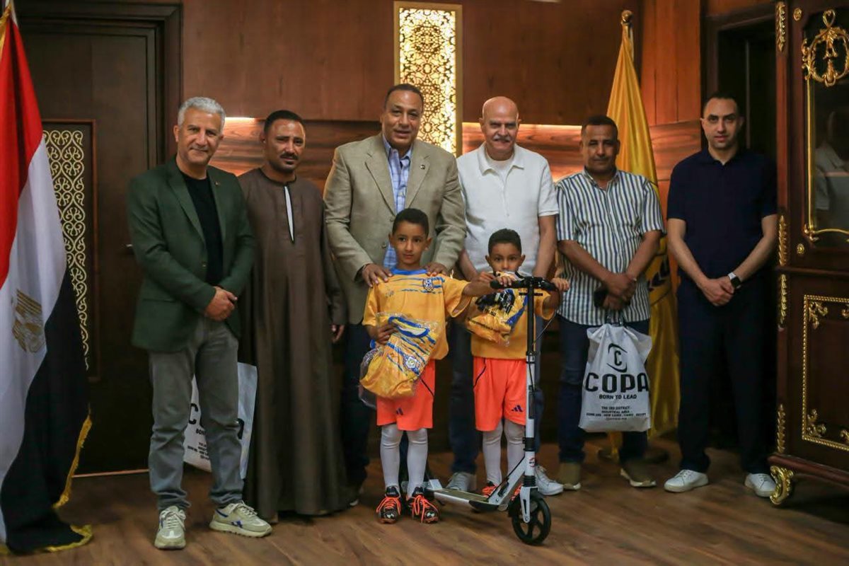 <strong> الإسماعيلي يكرم طفلين من عشاق الدراويش</strong>