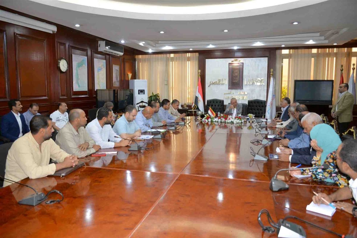 اجتماع محافظ الأقصر بأهالي الزينية