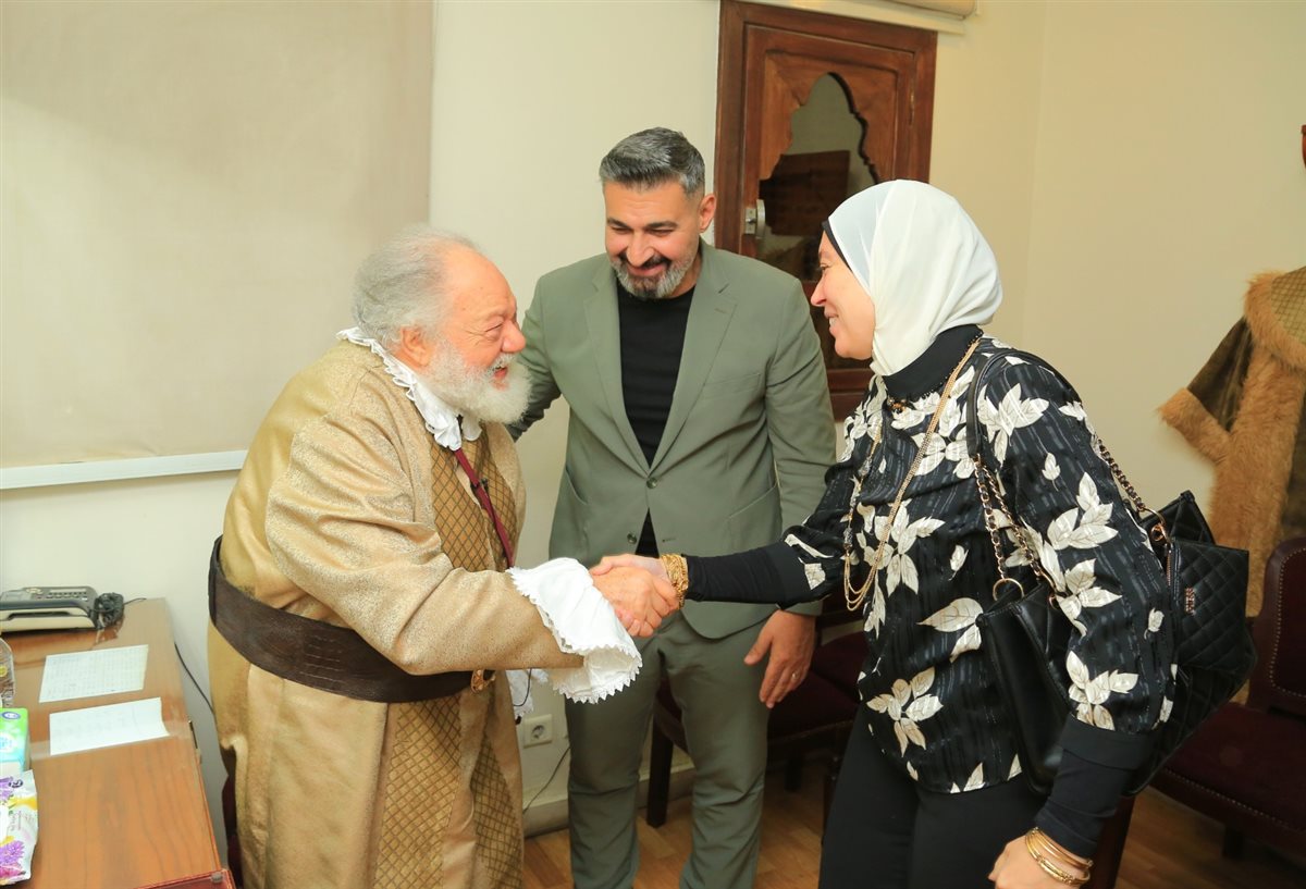 ياسر جلال وزوجته يزوران الفنان يحيى الفخراني في كواليس مسرحية الملك لير