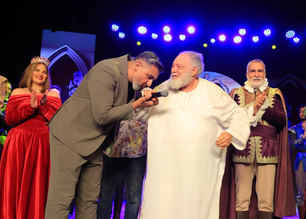 ياسر جلال يحضر مسرحية الملك لير