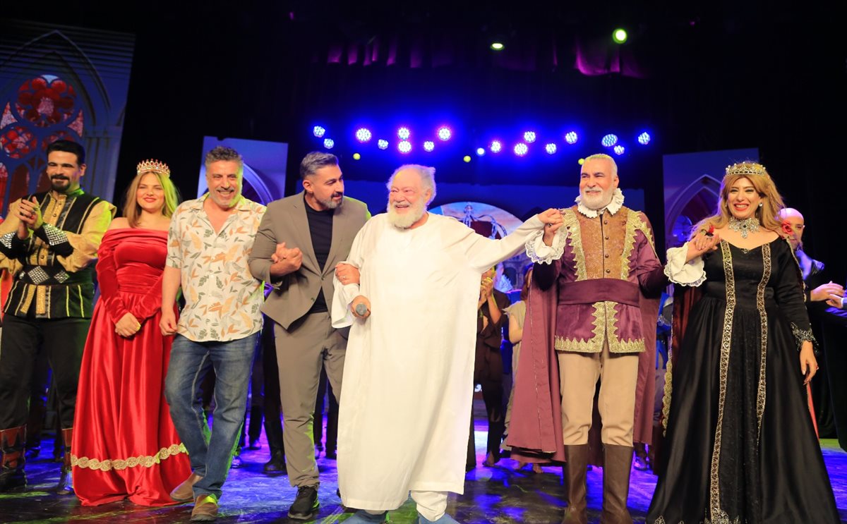 ياسر جلال يحضر مسرحية الملك لير