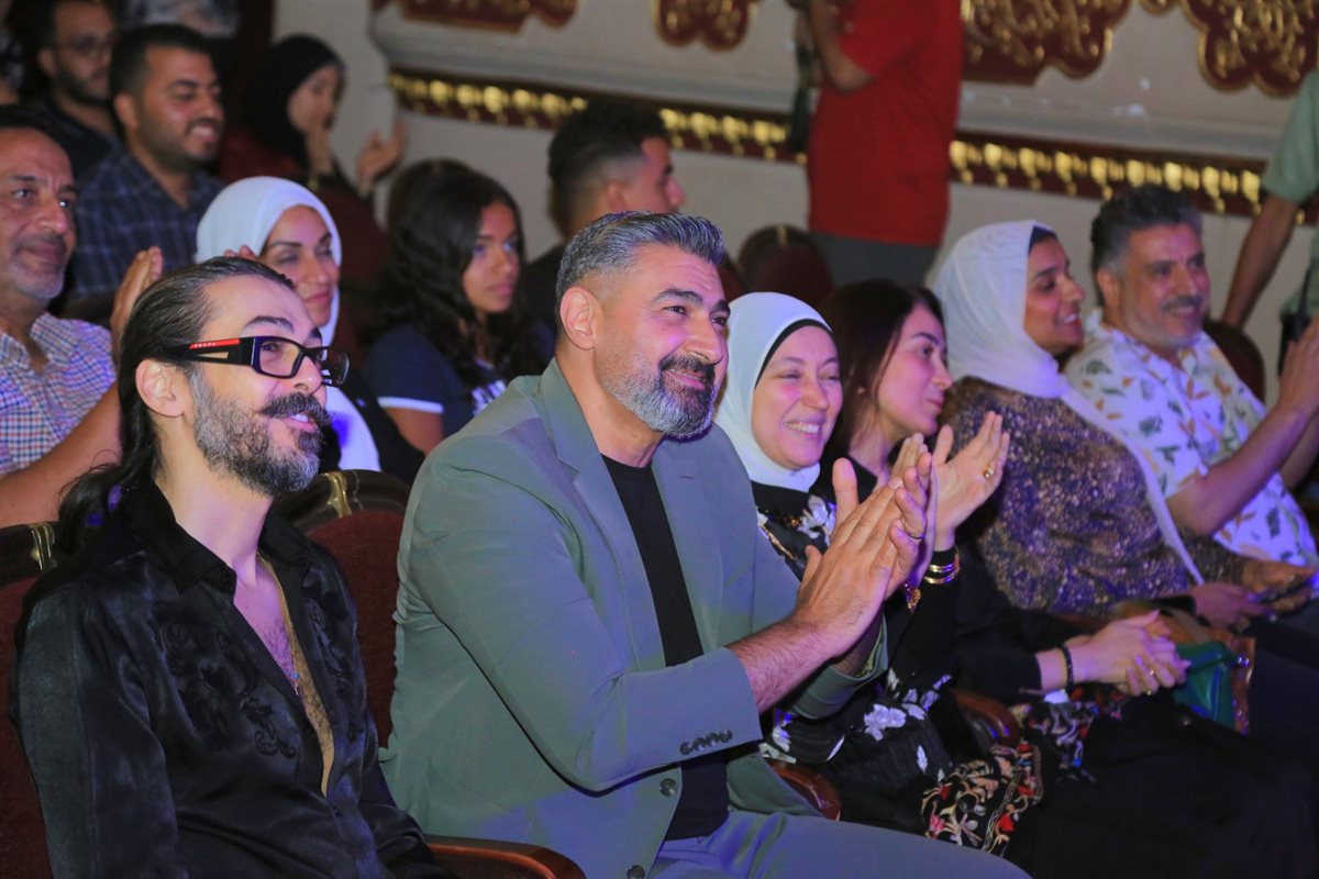 ياسر جلال يحضر مسرحية الملك لير