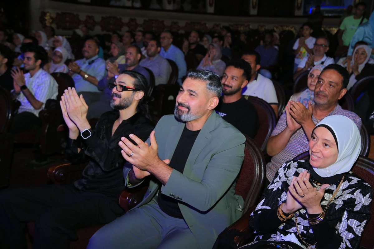 ياسر جلال يحضر مسرحية الملك لير