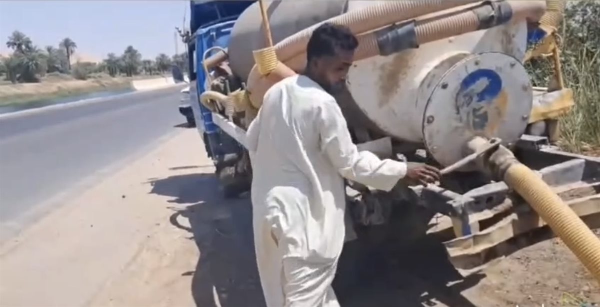 رئيس مدينة اسنا يضبط سيارة تفرغ الصرف في مصرف زراعي
