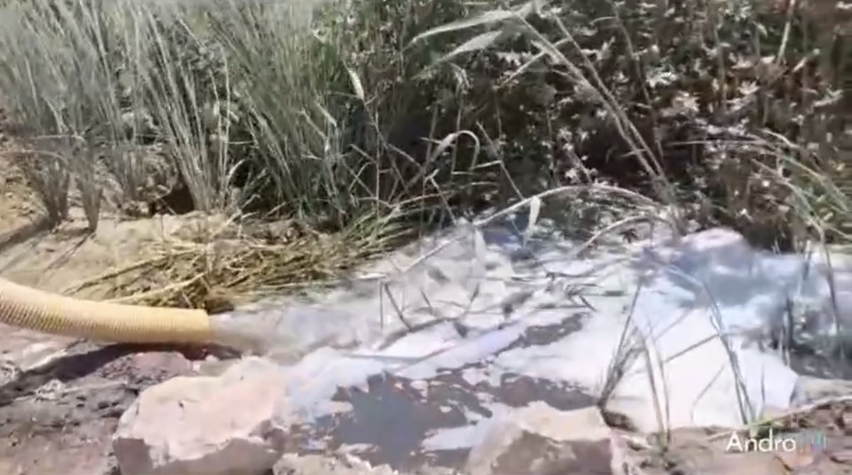 رئيس مدينة اسنا يضبط سيارة تفرغ الصرف في مصرف زراعي