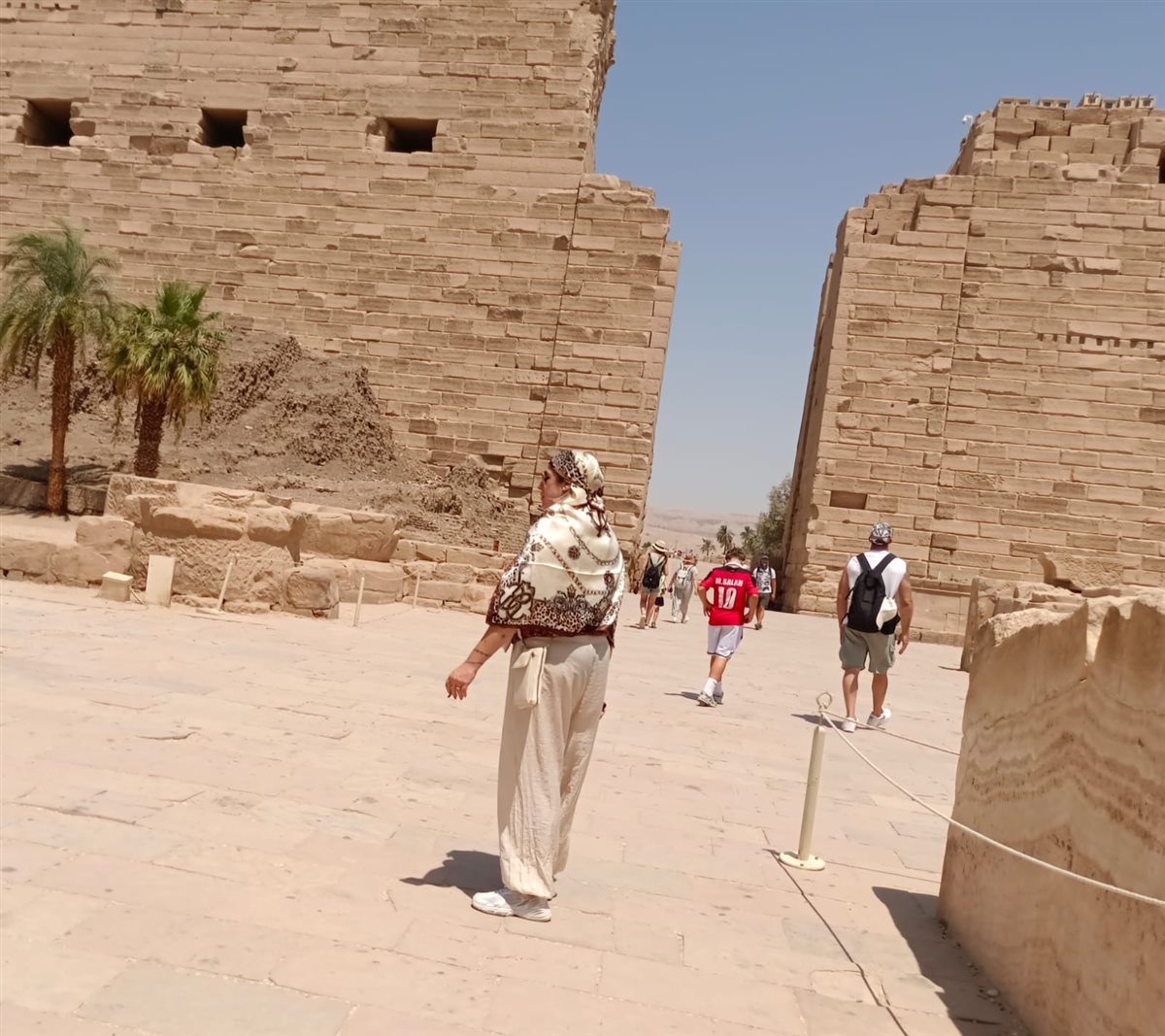 فتى إنجليزي يتجول بتيشيرت محمد صلاح داخل الكرنك