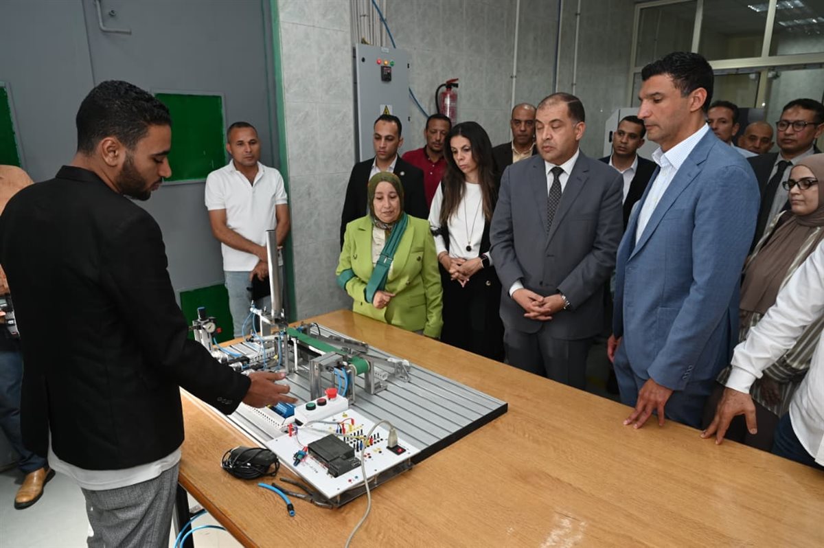 وزير الصناعة ومحافظ الشرقية يبحثان مع جمعية مستثمري العاشر من رمضان تحديات المصنعين بالمنطقة وسبل تذليلها بالتعاون مع المحافظة<br>&nbsp;