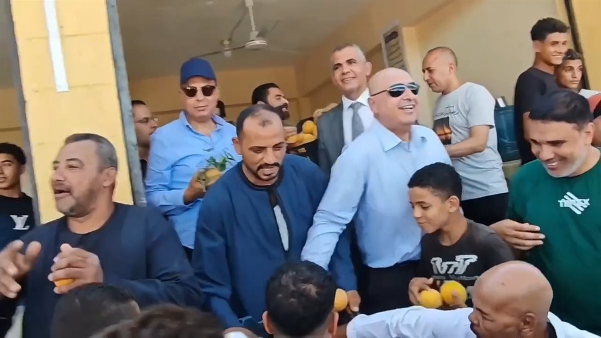 محافظ المنيا يوزع الفاكهة