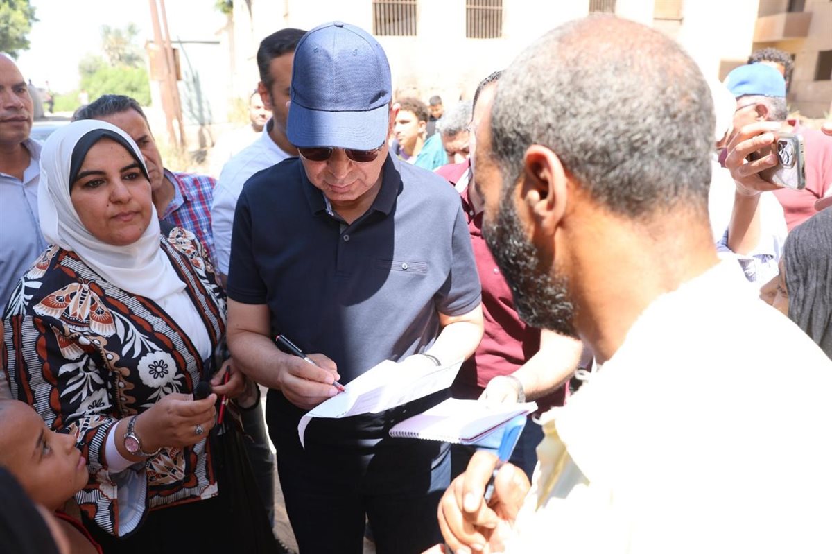 بعد 20 عامًا من معاناة الصرف الصحي.. أهالي السلخانة يشكرون محافظ المنيا: أنت حلال العُقد