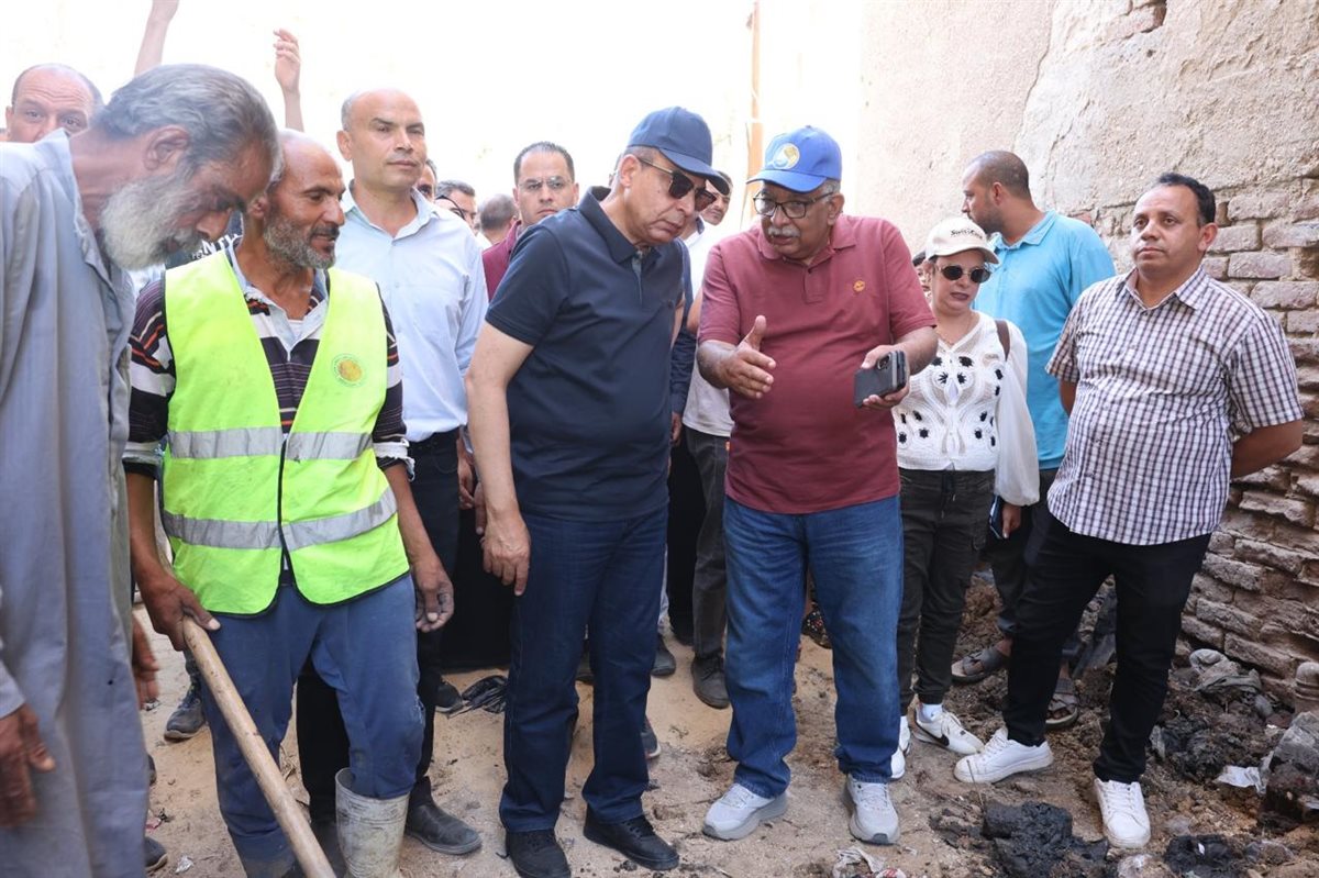 بعد 20 عامًا من معاناة الصرف الصحي.. أهالي السلخانة يشكرون محافظ المنيا: أنت حلال العُقد