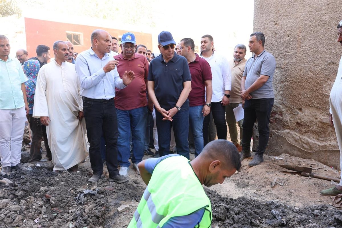 بعد 20 عامًا من معاناة الصرف الصحي.. أهالي السلخانة يشكرون محافظ المنيا: أنت حلال العُقد