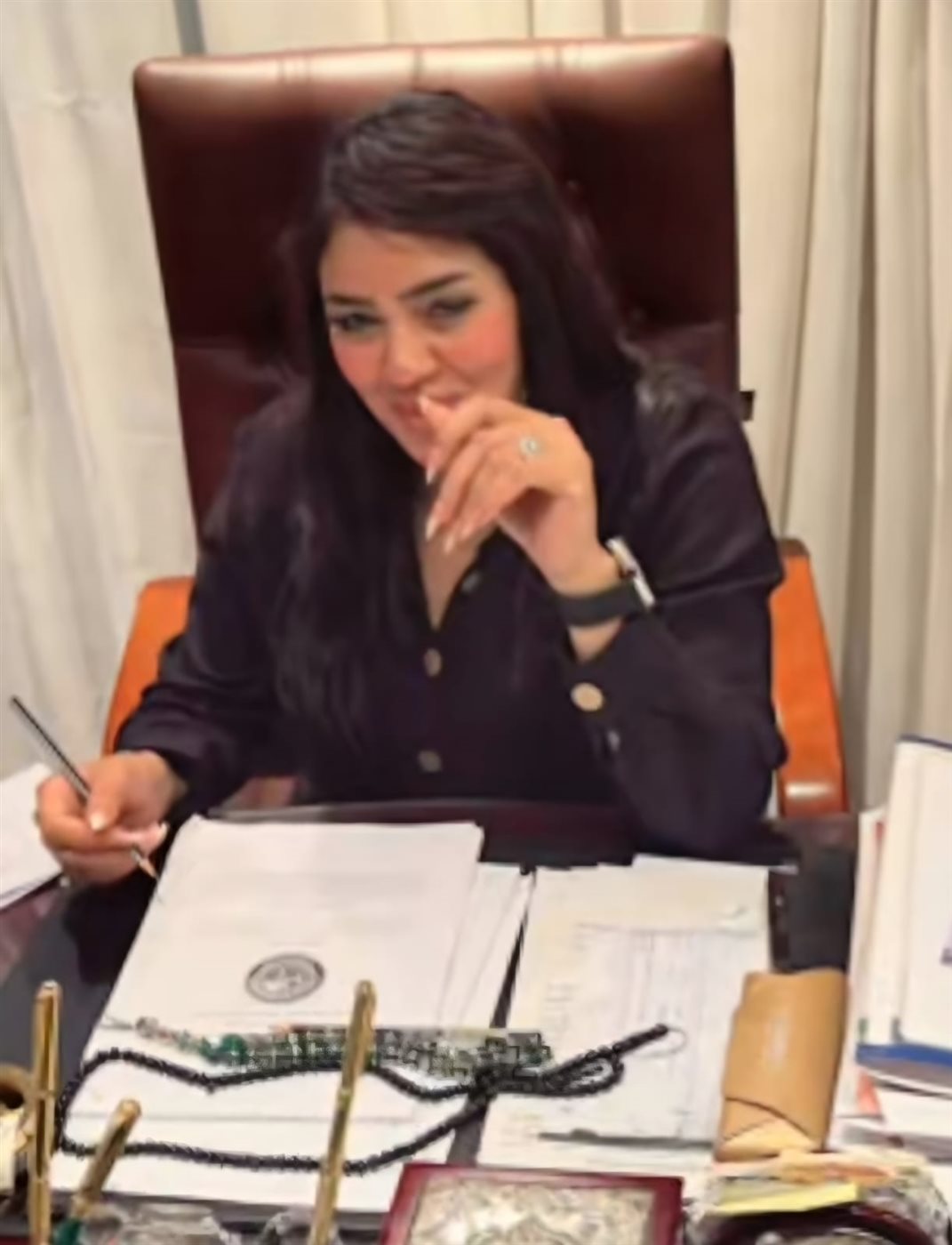 <strong>تهديد سيدة ووضع ملصق على سيارتها في الجيزة</strong>