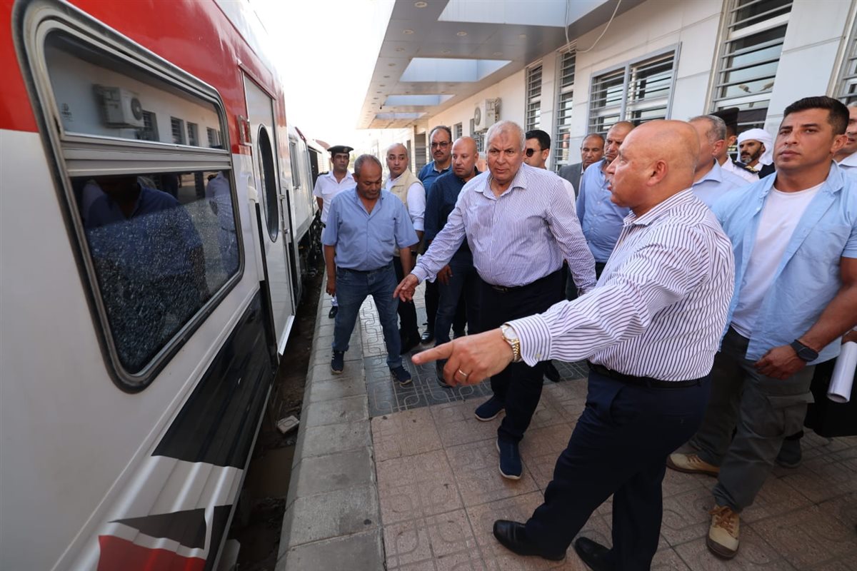 خلال الجولة الميدانية لوزير النقل بمحطة سكك حديد مطروح