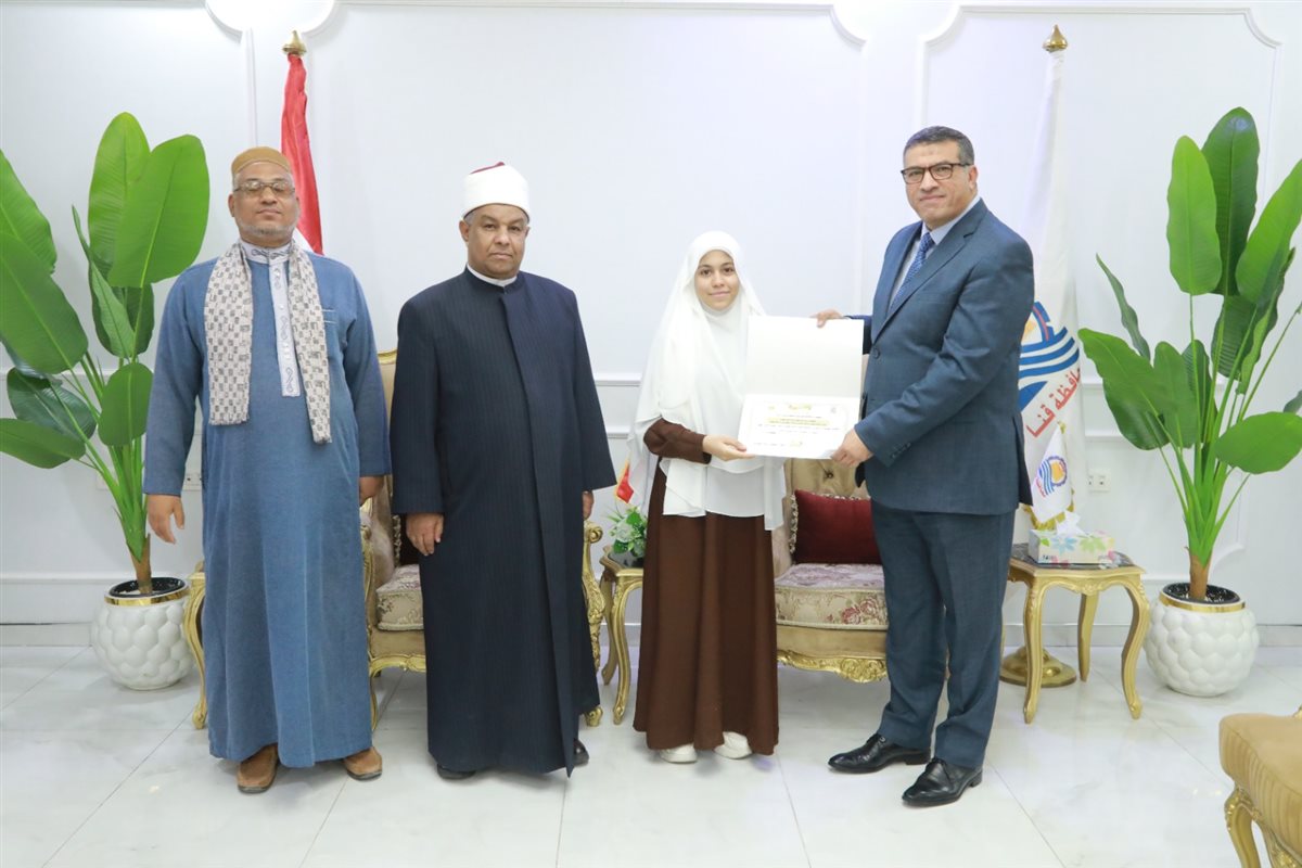 محافظ قنا يكرم أوائل المعاهد الأزهرية
