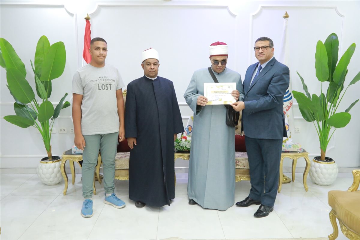 محافظ قنا يكرم أوائل المعاهد الأزهرية