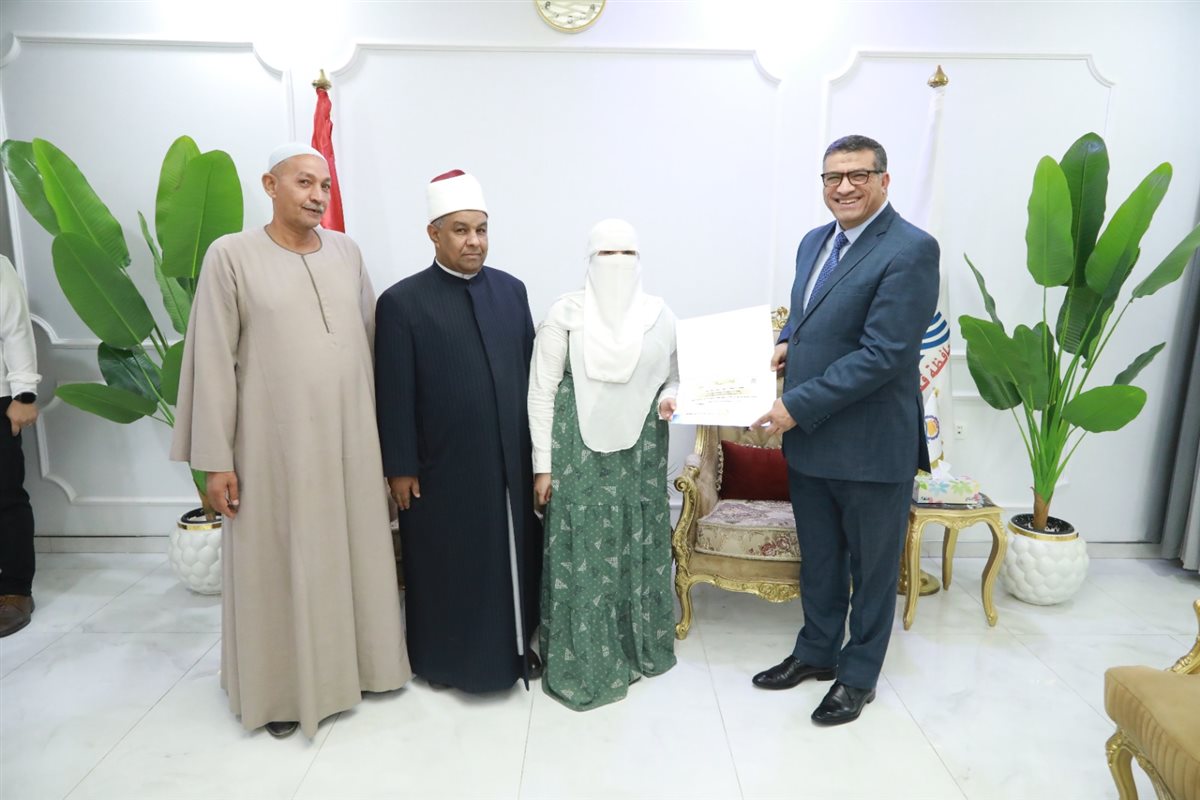 محافظ قنا يكرم أوائل المعاهد الأزهرية