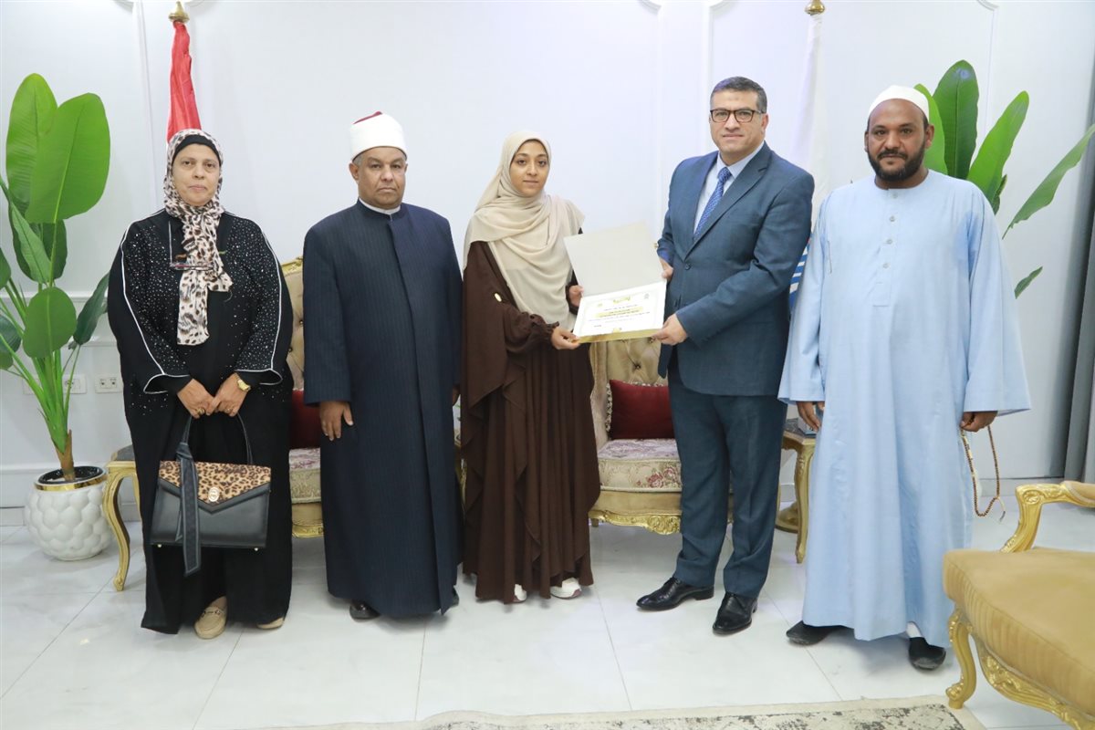 محافظ قنا يكرم أوائل المعاهد الأزهرية