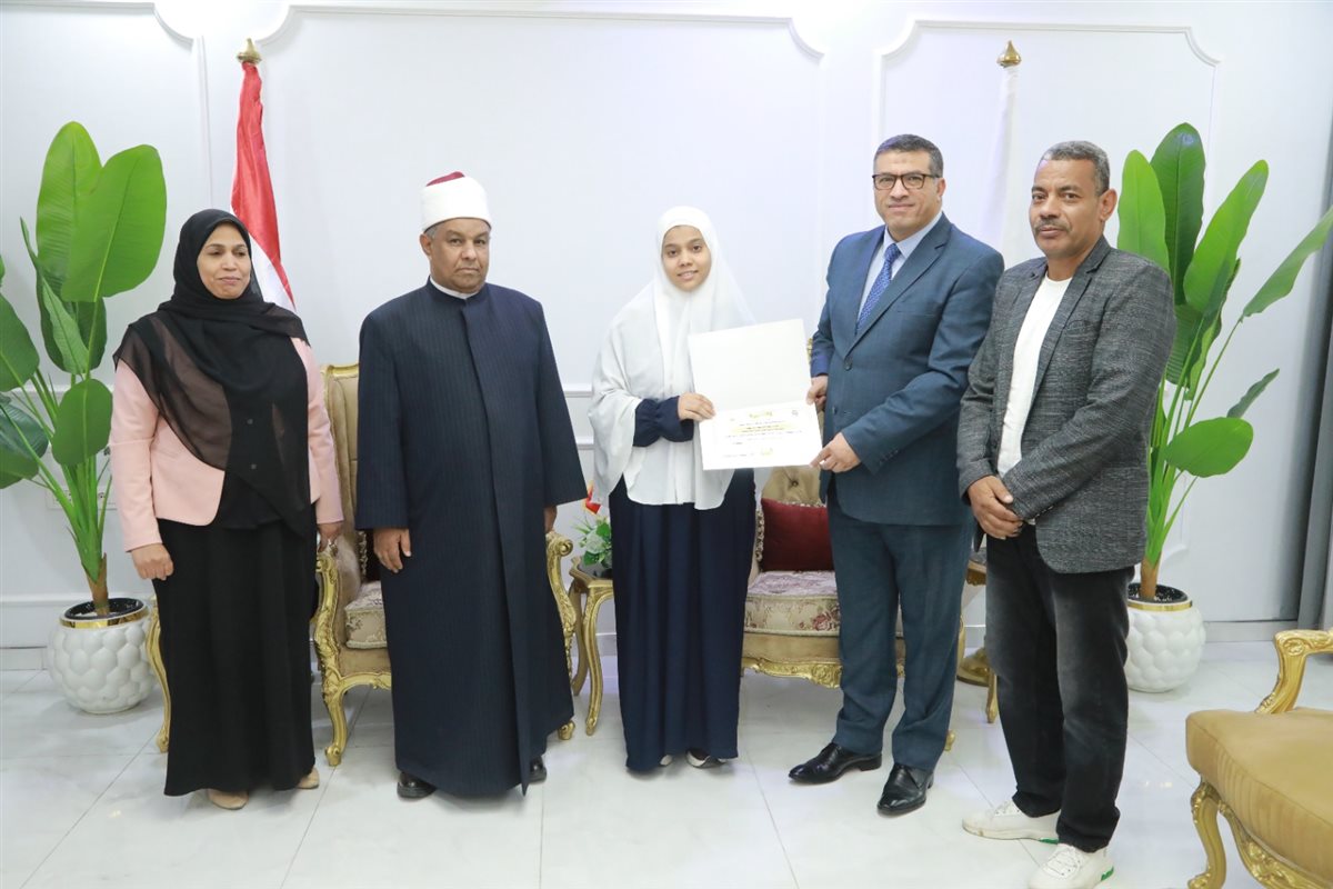 محافظ قنا يكرم أوائل المعاهد الأزهرية
