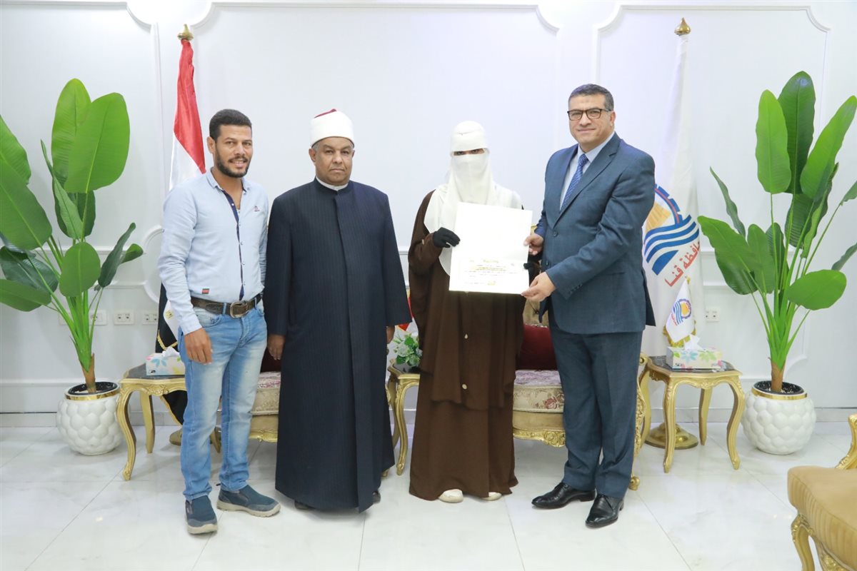 محافظ قنا يكرم أوائل المعاهد الأزهرية