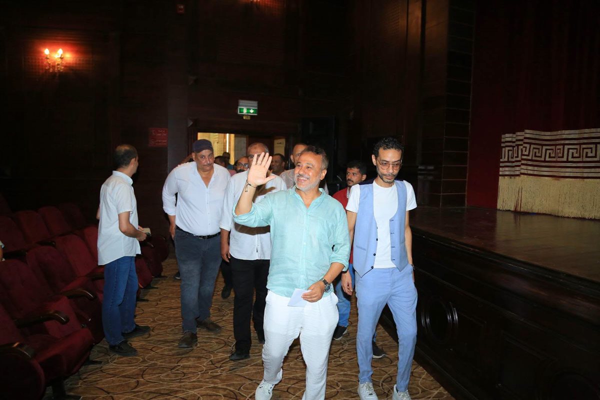 إيهاب فهمي رئيس البيت الفني للمسرح في جولة تفقدية بمسارح الإسكندرية