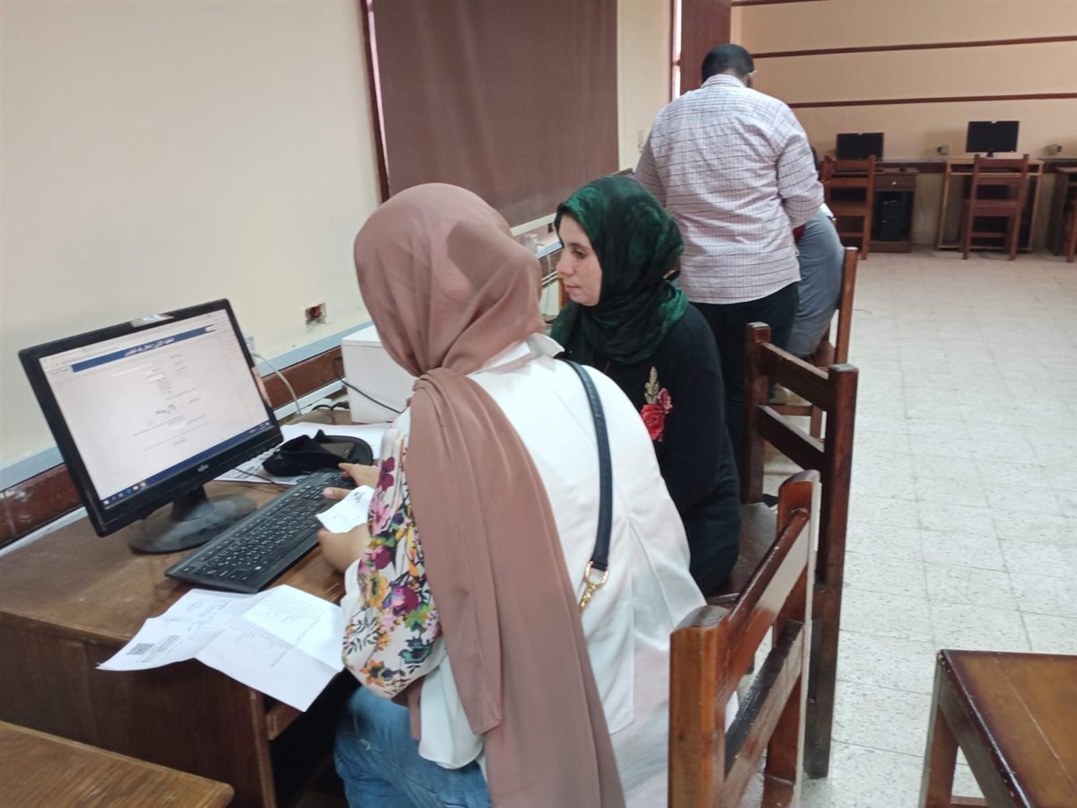 إقبال طلابي بالأقصر في أول أيام تنسيق المرحلة الأولى للجامعات