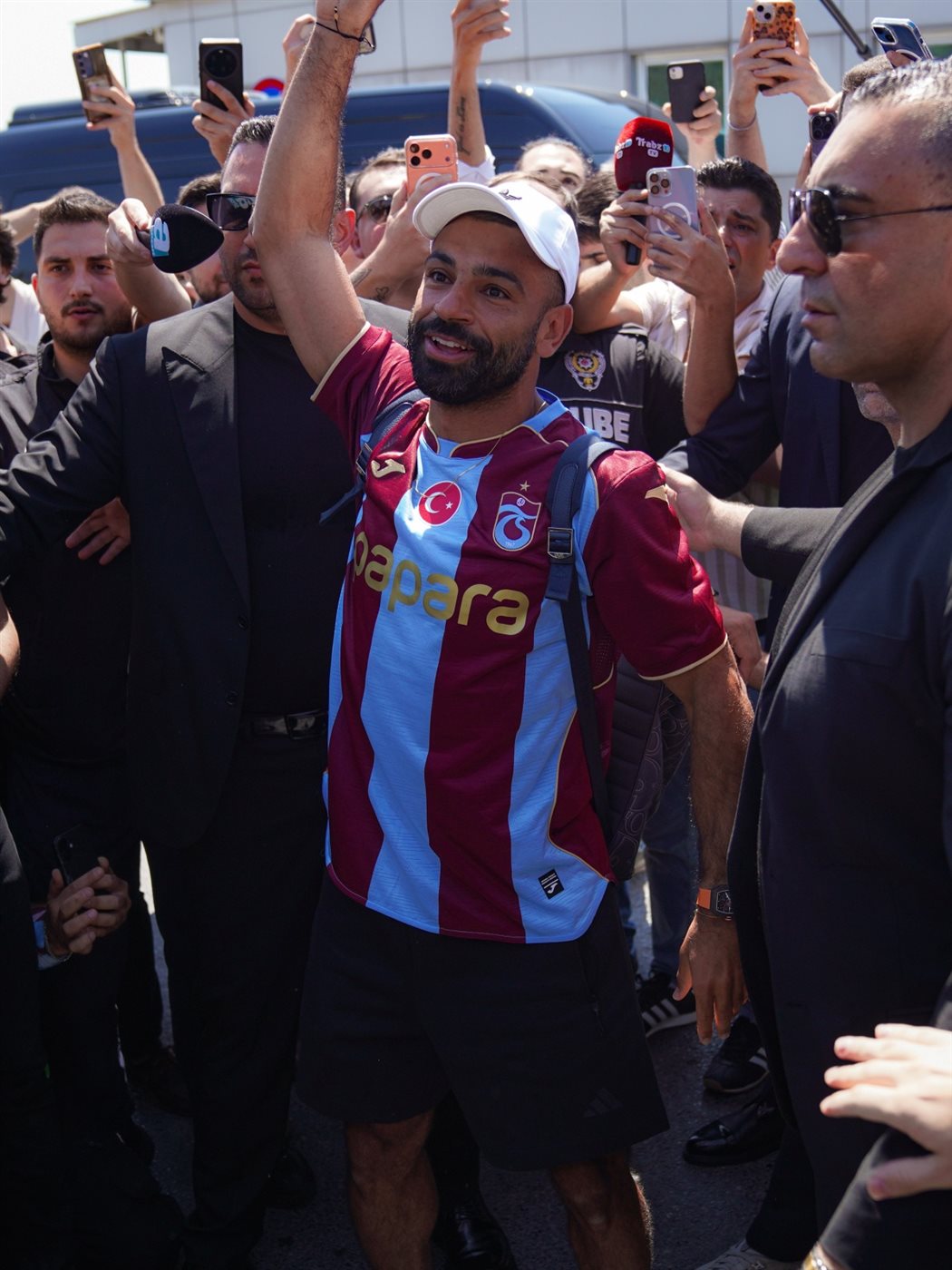 <strong>محمد صلاح يحتفل مع جماهير فريقه الجديد طرابزون سبور التركي</strong>