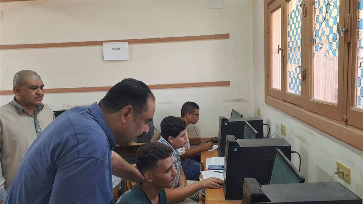 وكيل تعليم الأقصر يتابع اختبارات القبول بمدارس المتفوقين في العلوم والتكنولوجيا