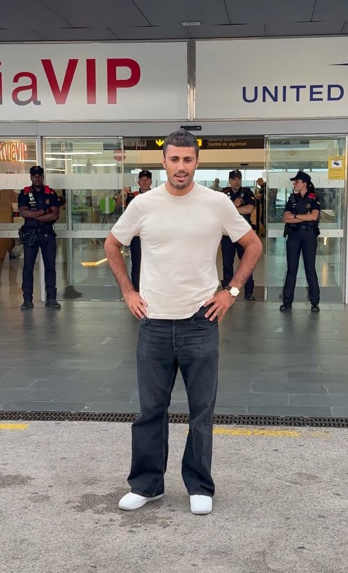 رودري يصل إلى إسبانيا تمهيدَا لـ انضمامه إلى برشلونة