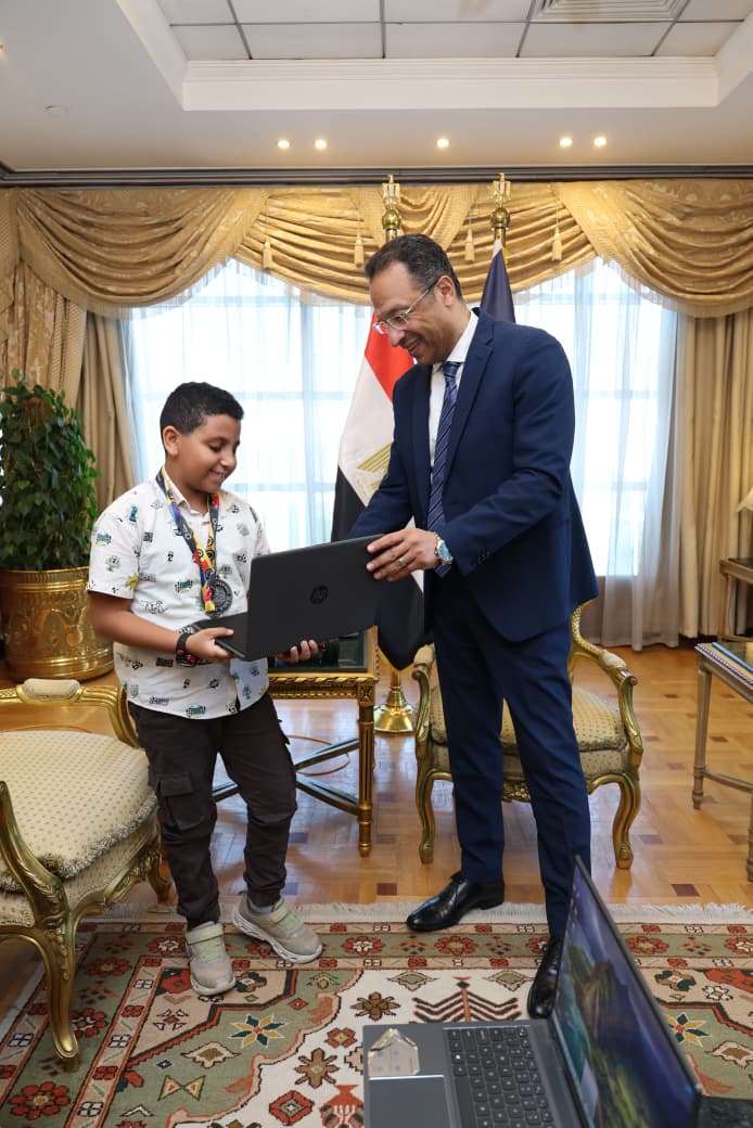 وزير الاتصالات يلتقي الطفل مارتيروس مينا