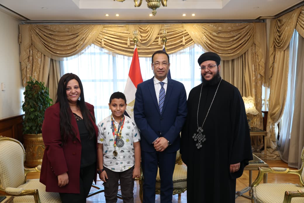 وزير الاتصالات يلتقي الطفل مارتيروس مينا