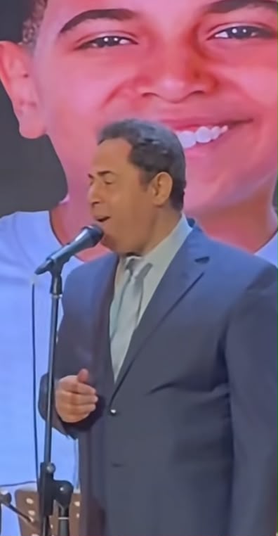 بعد تعب صوته على المسرح.. المايسترو محمد عبدالستار يستكمل الغناء بدلًا من محمد محمود نجم «ذا فويس كيدز»