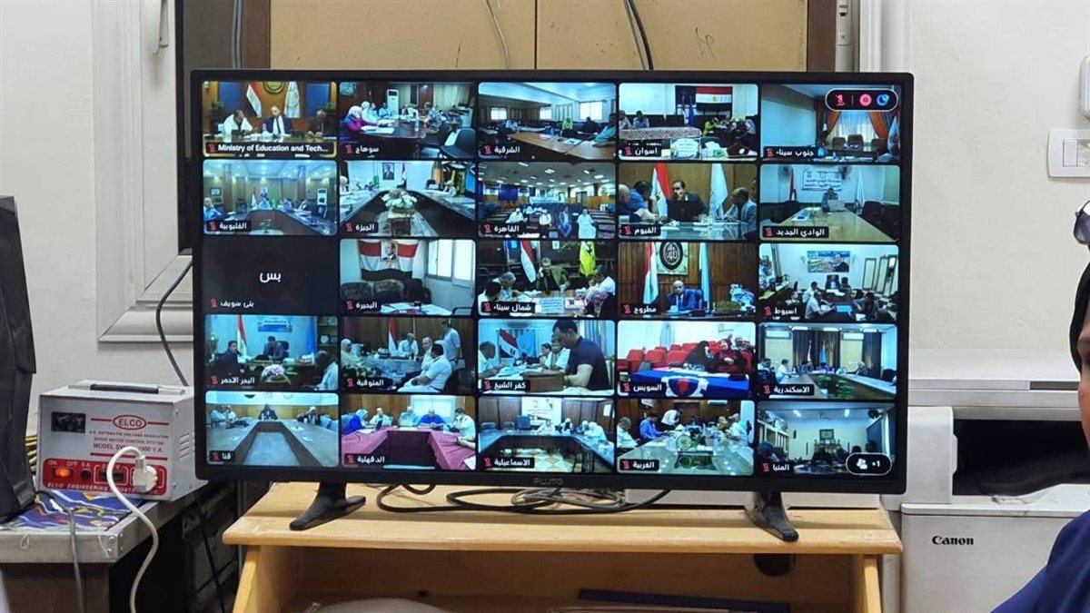 متابعة امتحانات الثانوية العامة بالأقصر من داخل غرفة