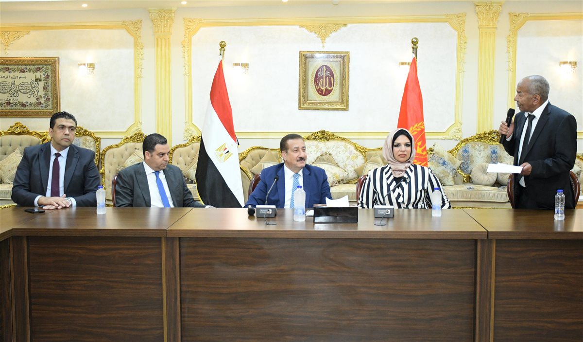 محافظ بورسعيد يكرم فريق الكرة النسائية