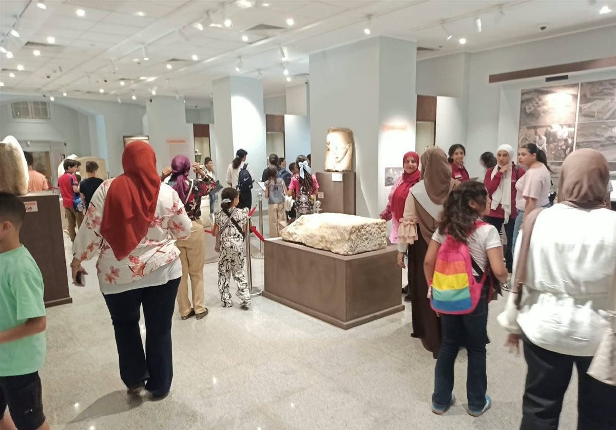 أطفال &nbsp;يخوضون تجربة أثرية تفاعلية داخل متحف الزعفران