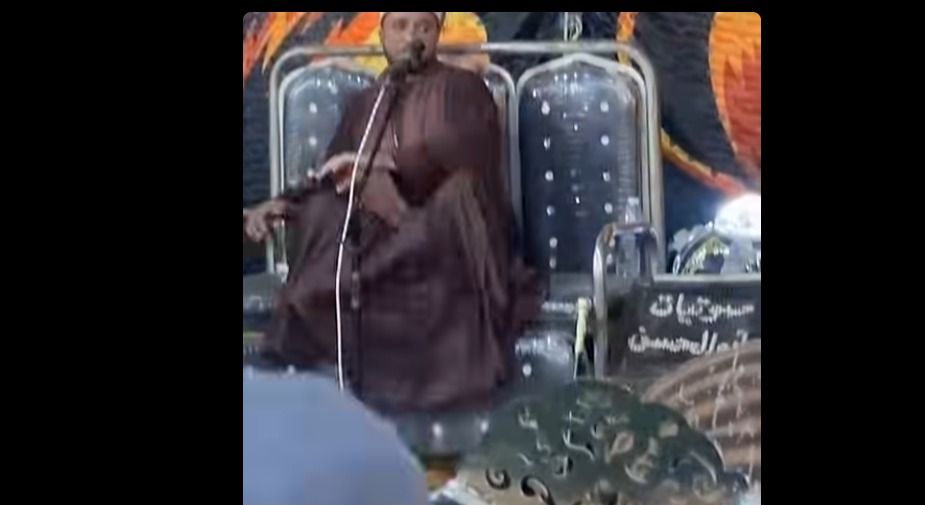 ماس كهربائي يجبر أحد القراء على قطع التلاوة.. وأول تعليق من القارئ: فجأة لقيت الناس كلها بتجري&nbsp;