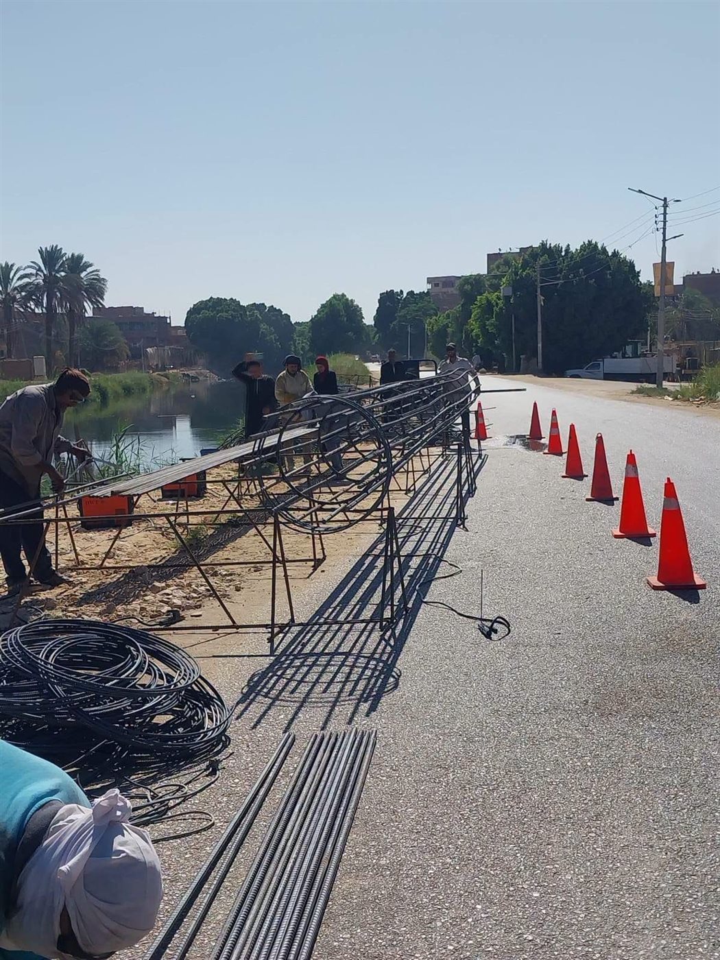 بدء أعمال الخوازيق الخرسانية لدعم ومعالجة الطريق الغربي السريع بإسنا جنوب الأقصر