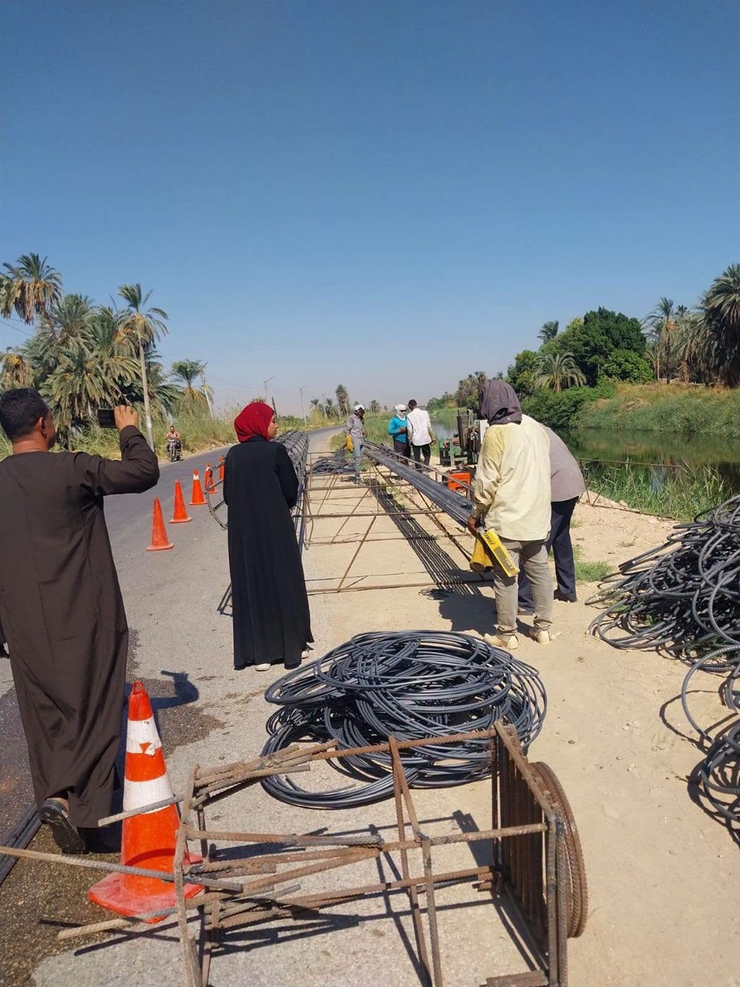 بدء أعمال الخوازيق الخرسانية لدعم ومعالجة الطريق الغربي السريع بإسنا جنوب الأقصر