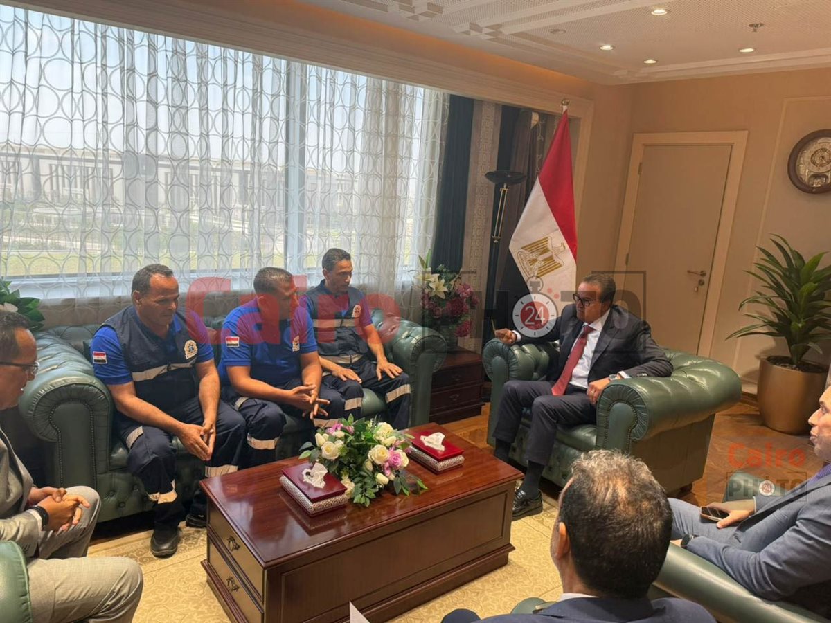وزير الصحة يستقبل طاقم إسعاف بني سويف أبطال واقعة إنقاذ والد طفل لتكريمهم