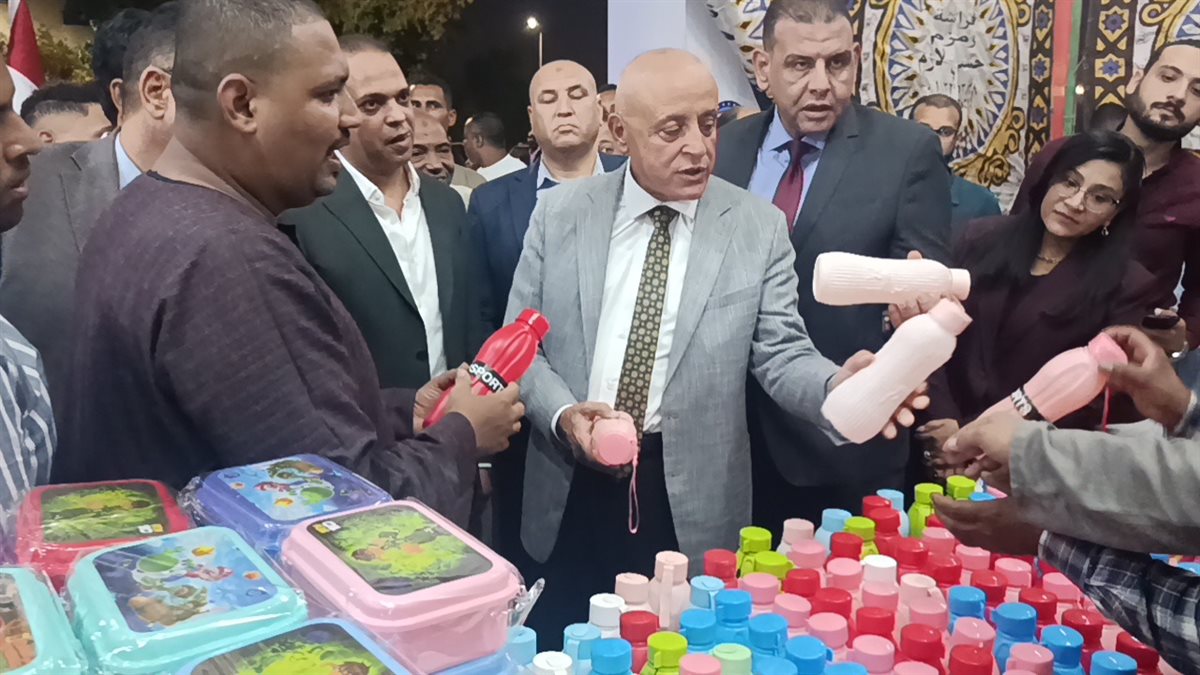 محافظ الأقصر يفتتح معارض أهلا مدارس بتخفيضات 40%