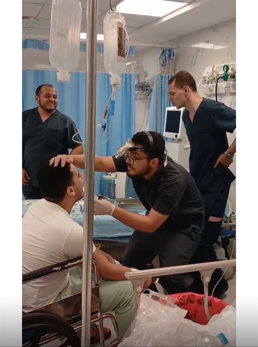 جانب من أطباء مستشفى القصر العيني