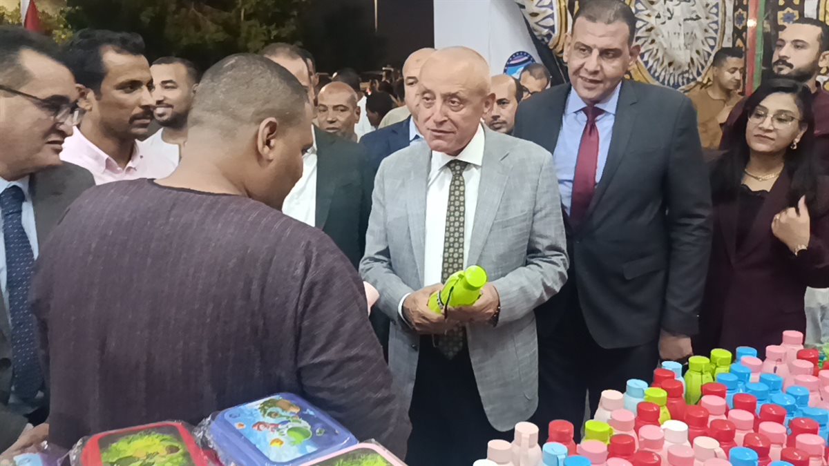 محافظ الأقصر يفتتح معارض أهلا مدارس بتخفيضات 40%