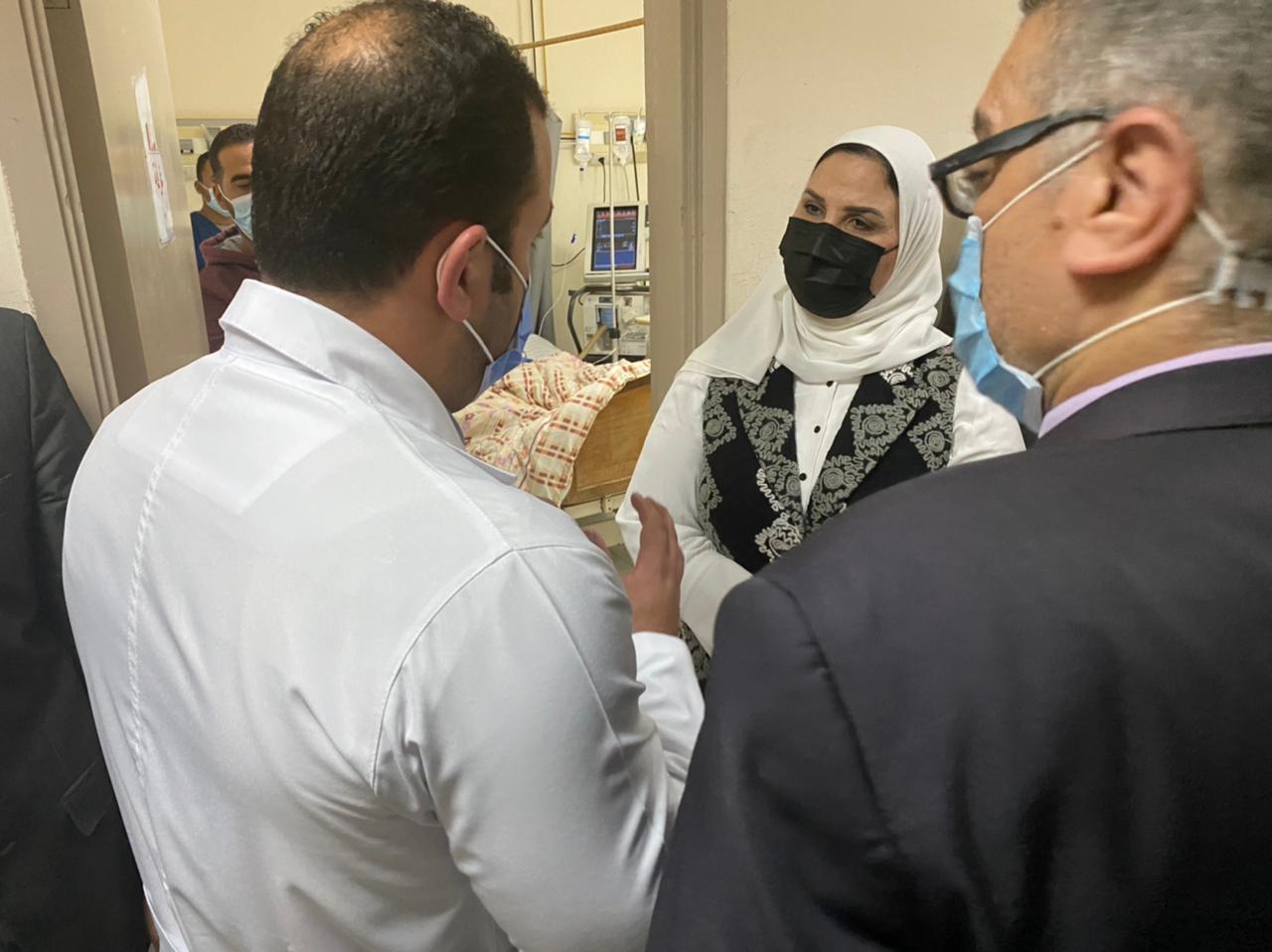 وزيرة التضامن الاجتماعي تزور مصابي حريق العبور (1)