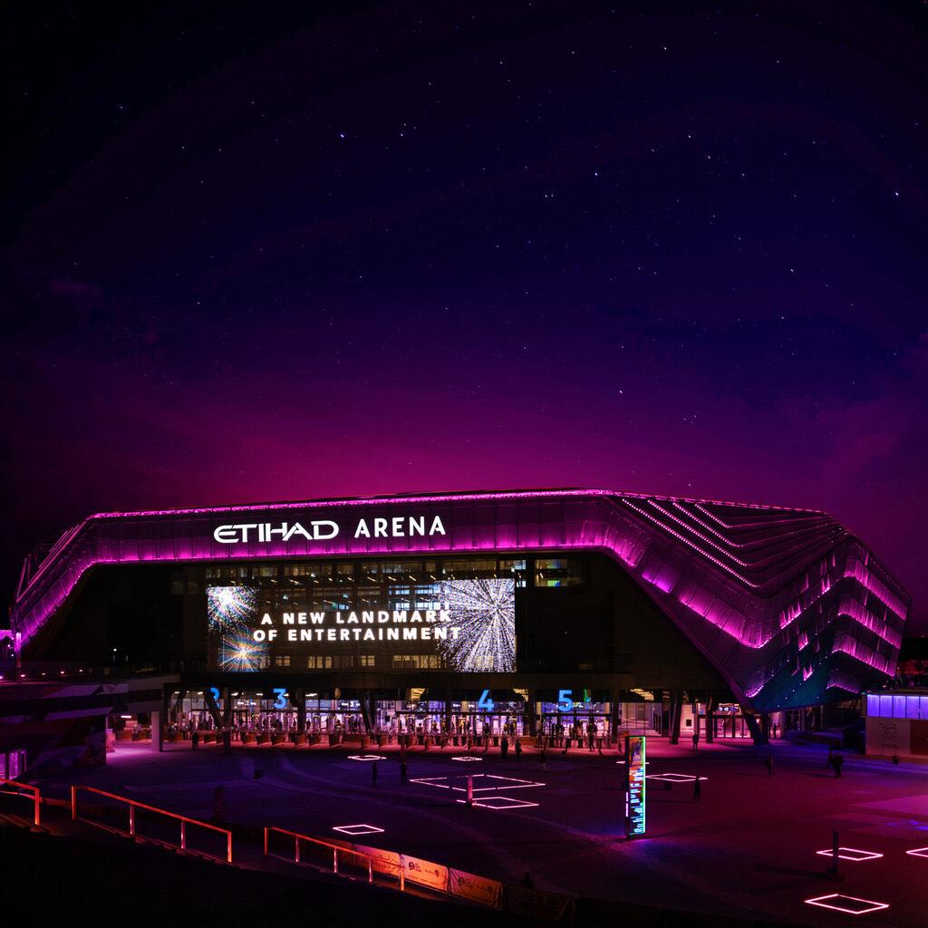 المباني تتزين بالبنفسج