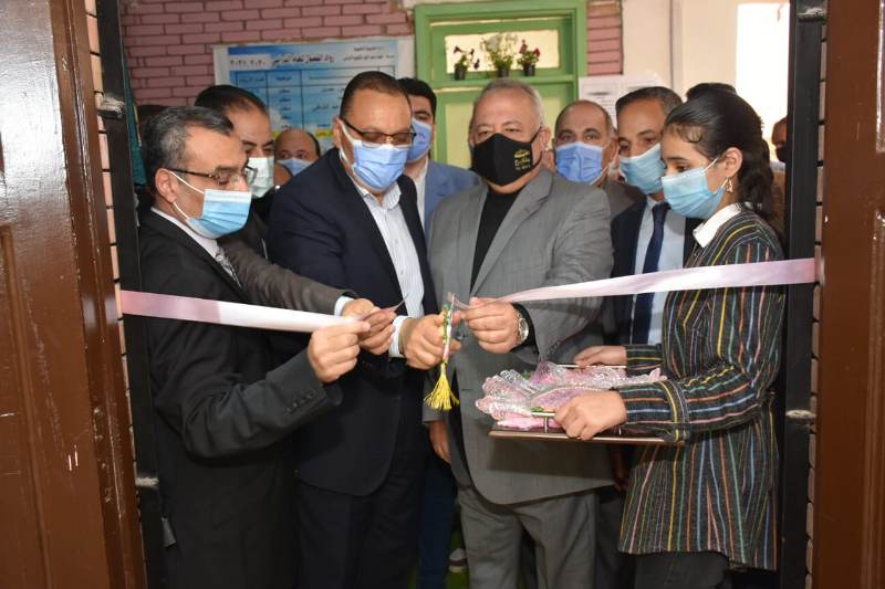 محافظ الشرقية يضع إكليلاً من الزهور على النصب التذكاري لشهداء 4