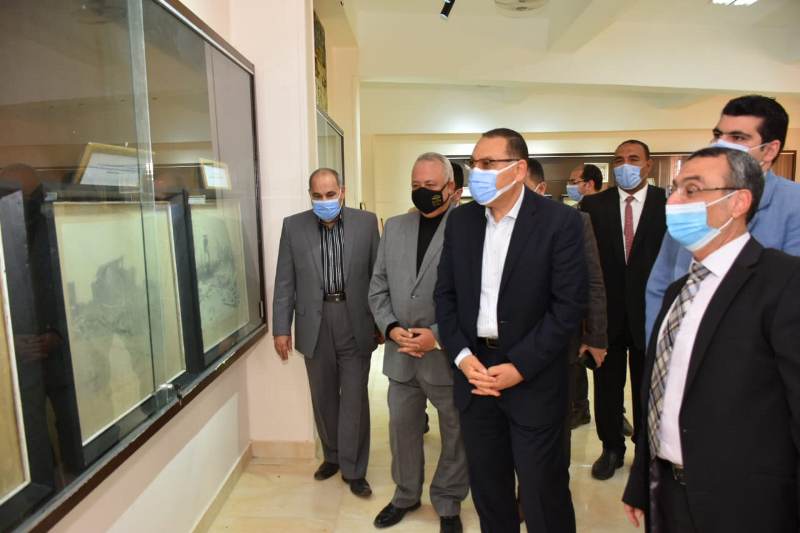 محافظ الشرقية يضع إكليلاً من الزهور على النصب التذكاري لشهداء 5