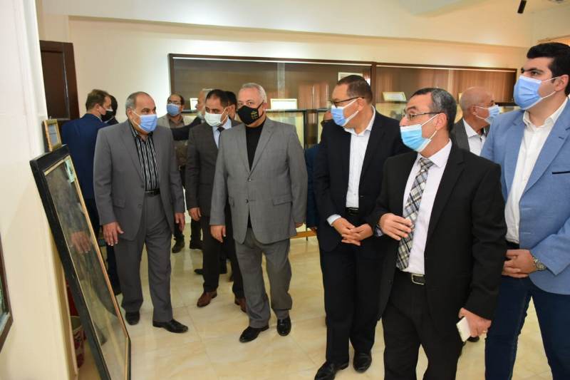 محافظ الشرقية يضع إكليلاً من الزهور على النصب التذكاري لشهداء 2