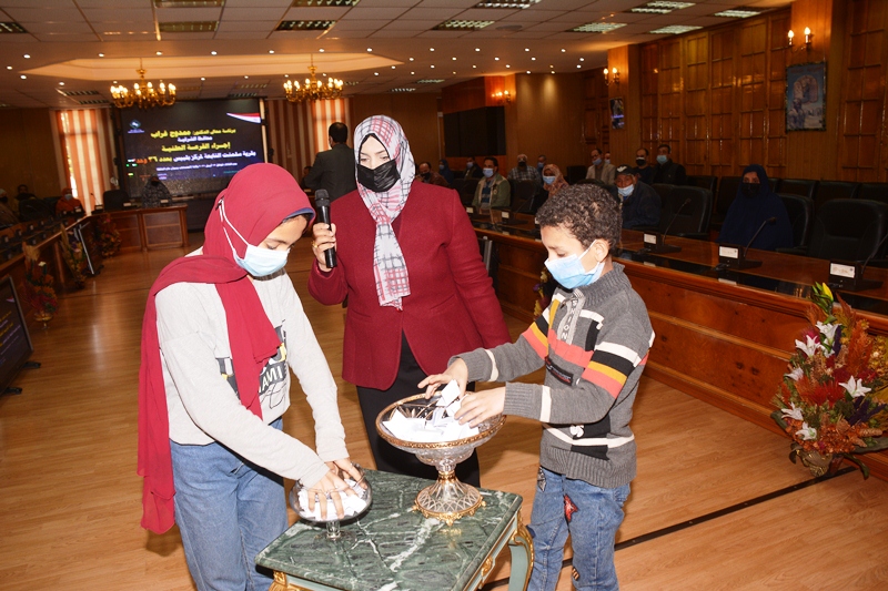 محافظ الشرقية يشهد إجراء القرعة العلنية لتخصيص 2